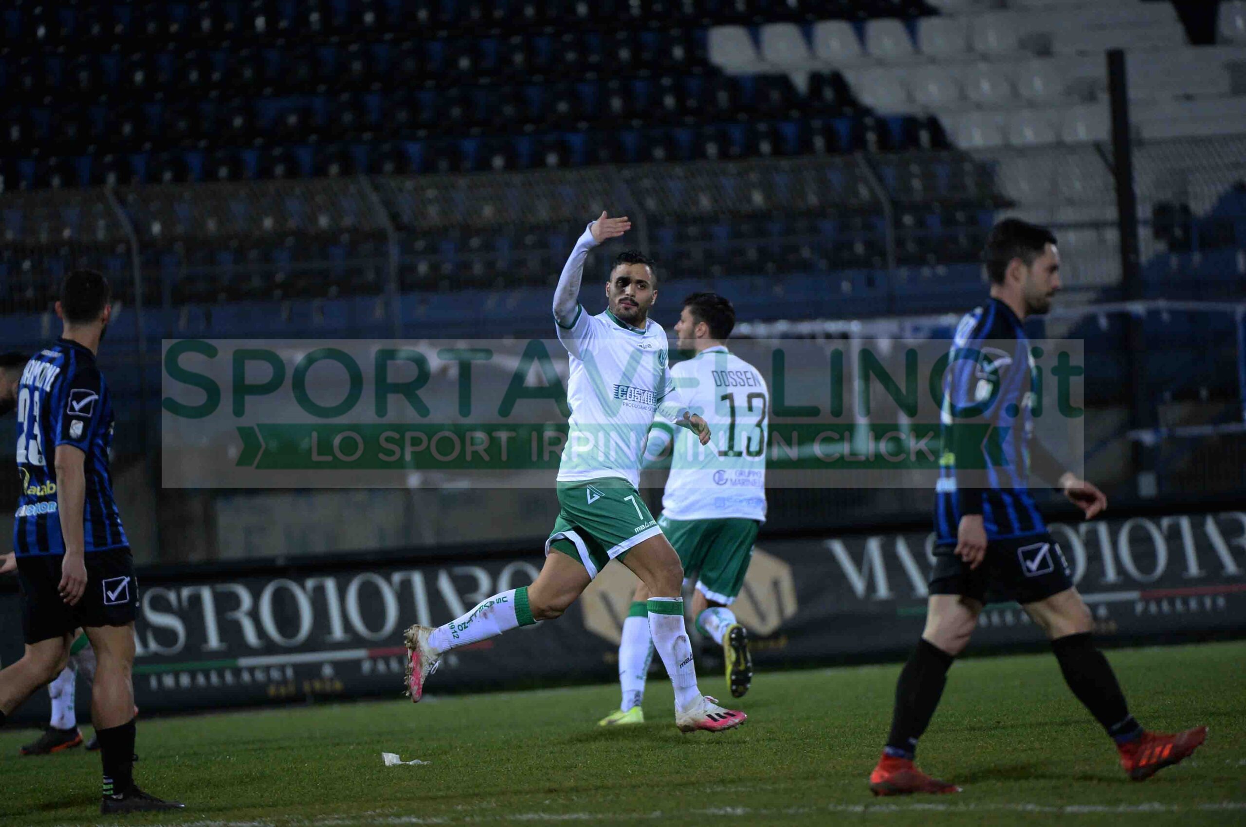 Gabriele Bernardotto esulta con la maglia del'Avellino