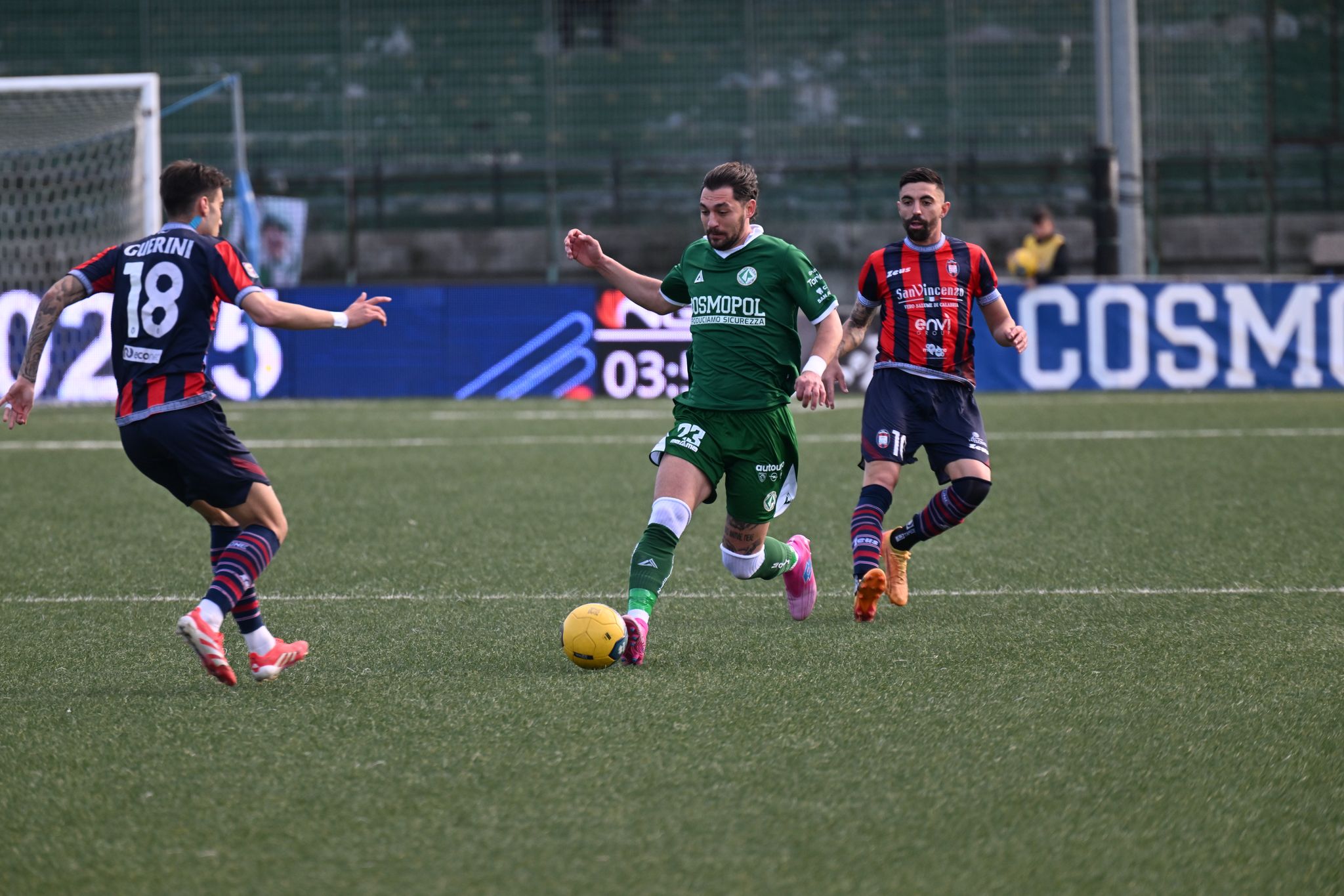 Andrea Cagnano, in azione, contro il Crotone