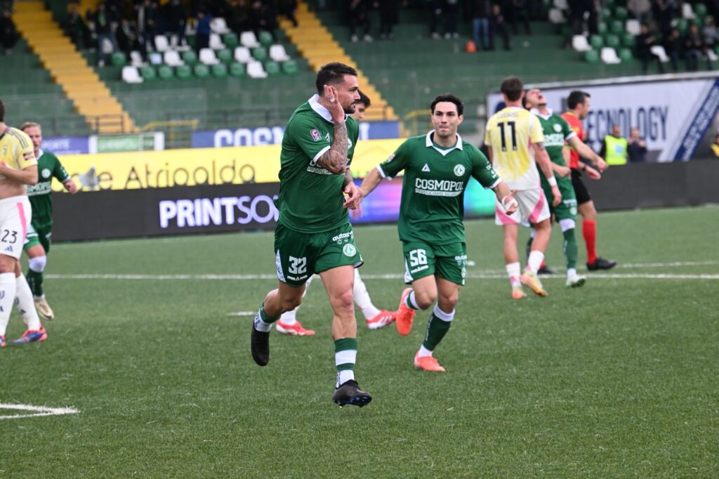 L'esultanza di Lescano dopo il gol in rovesciata contro la Juve Next Gen